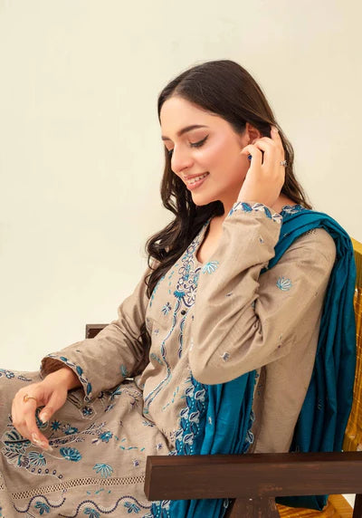 Samifa Presents Abro by Fiza Noor Unstitched Embroidered Winter Festival Branded Karandi 3 Pc Suit – Warm Sand Beige