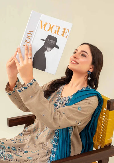 Samifa Presents Abro by Fiza Noor Unstitched Embroidered Winter Festival Branded Karandi 3 Pc Suit – Warm Sand Beige